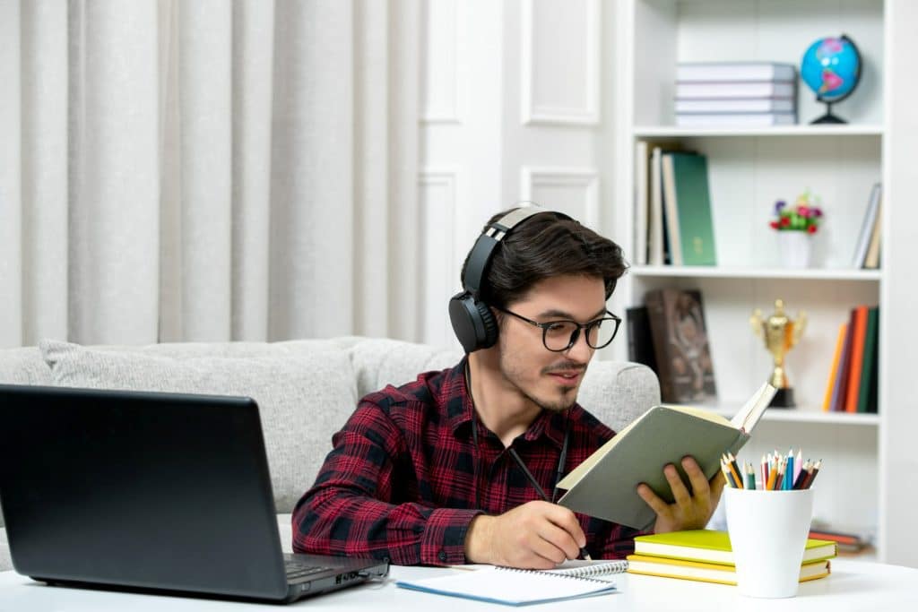 Blended Learning History, Models, Benefits, and Pitfalls of a Popular Approach